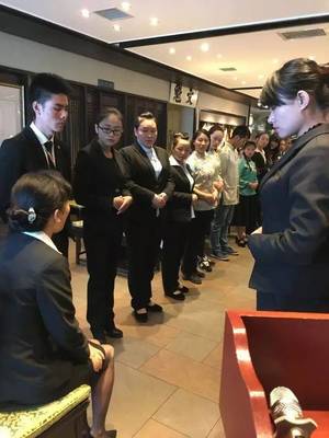 昆明佳華廣場酒店服務(wù)精英助力福照樓，共筑云南餐飲服務(wù)新標(biāo)桿——記禮儀禮節(jié)、微笑與問候?qū)ｍ?xiàng)培訓(xùn)會